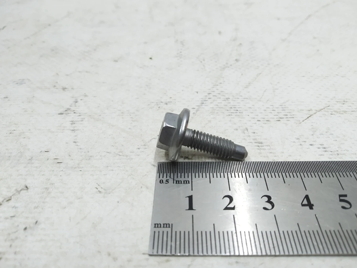 Болт с шестигранной головкой с буртиком и внутренней TORX M6X20 Audi E-tron N91079901