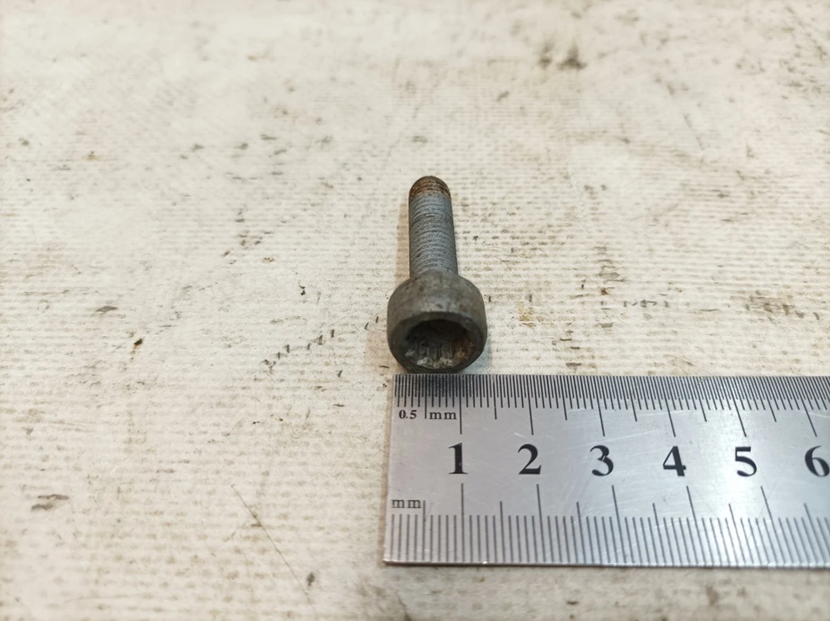 Гвинт із циліндричною головкою із внутрішнім багатогранником М8Х32 Audi Q7 N91128701