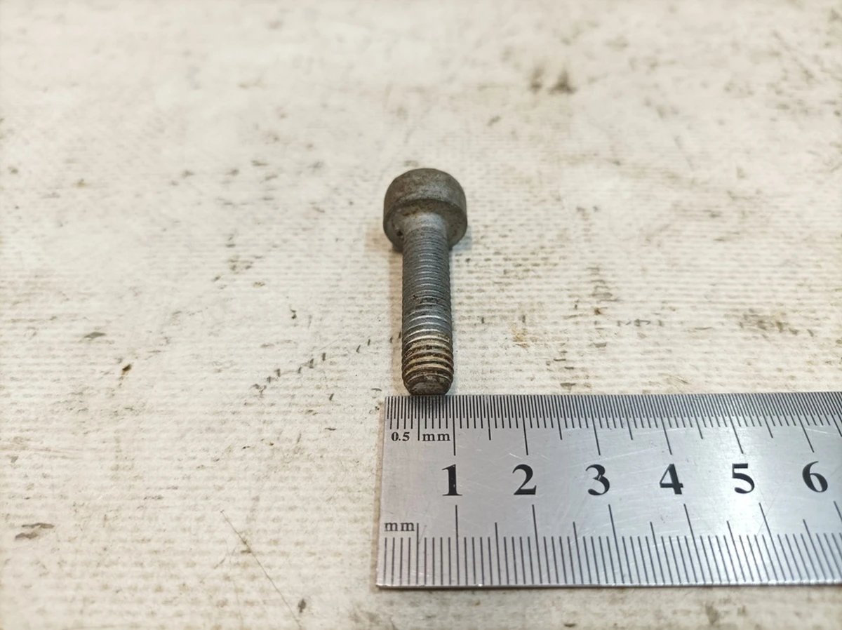 Гвинт із циліндричною головкою із внутрішнім багатогранником М8Х32 Audi Q7 N91128701