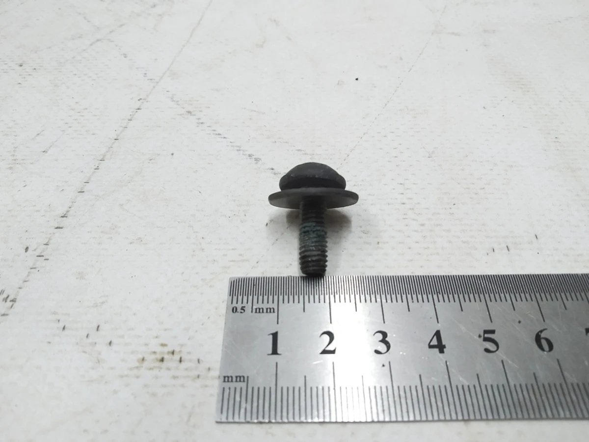 Гвинт із циліндричною округленою головкою із шайбою Torx М6Х18 Audi E-tron N91140701