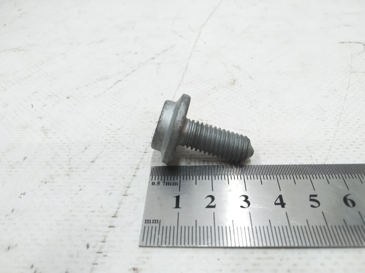 Bolt with a cylindrical head with a shoulder and an internal polyhedron M10X25 Audi E-tron N91201102