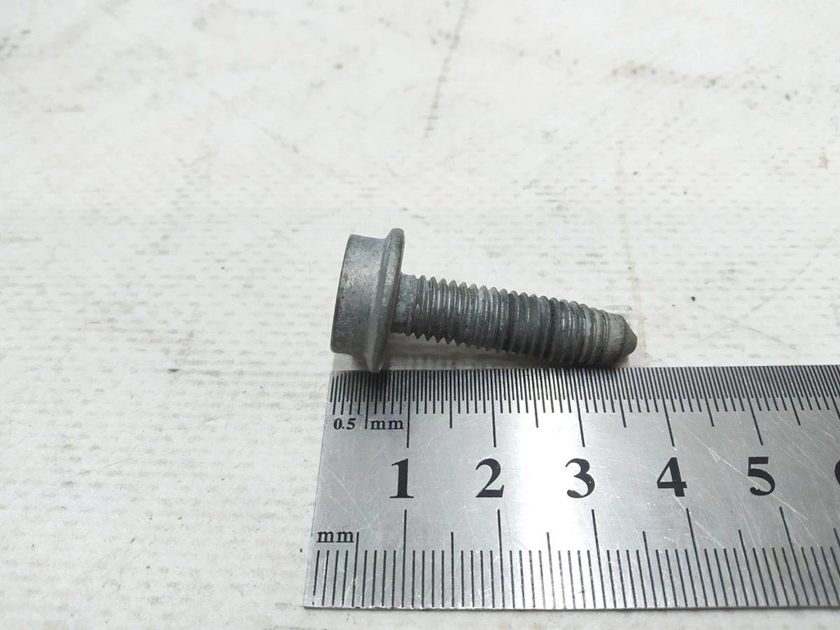 Болт с внутренним многогранником M8 Audi E-tron N91246101