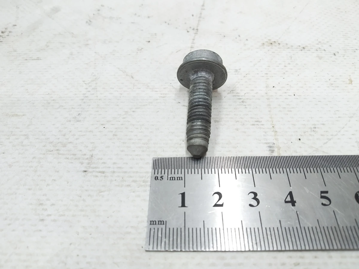 Болт с внутренним многогранником M8 Audi E-tron N91246101