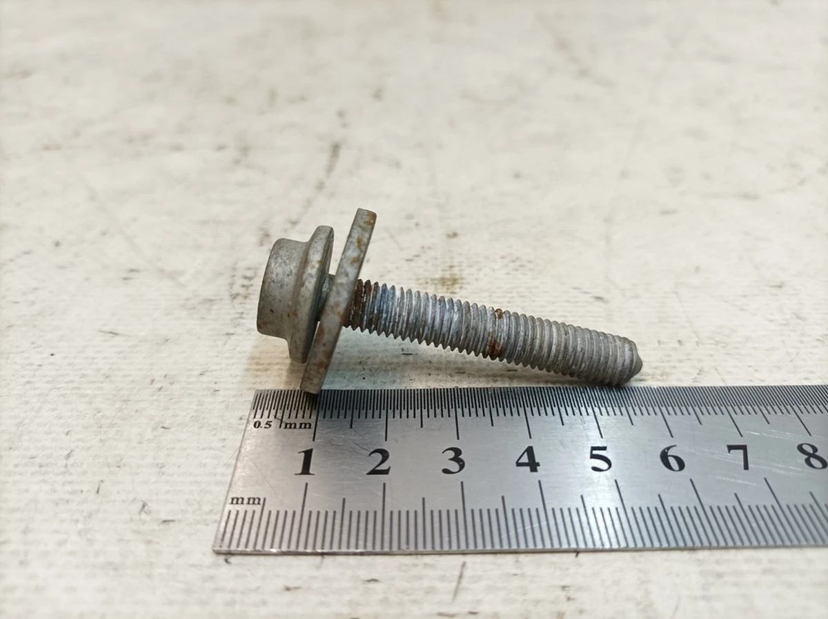 Болт с шестигранной головкой с шайбой М8Х50 Audi Q7 N91247301