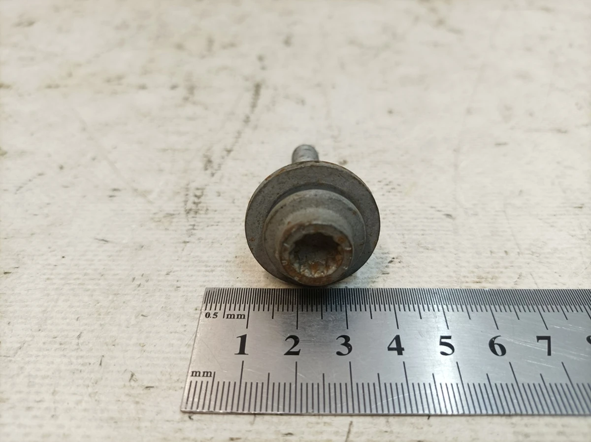 Болт с шестигранной головкой с шайбой М8Х50 Audi Q7 N91247301