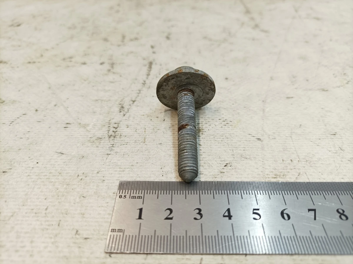 Болт с шестигранной головкой с шайбой М8Х50 Audi Q7 N91247301