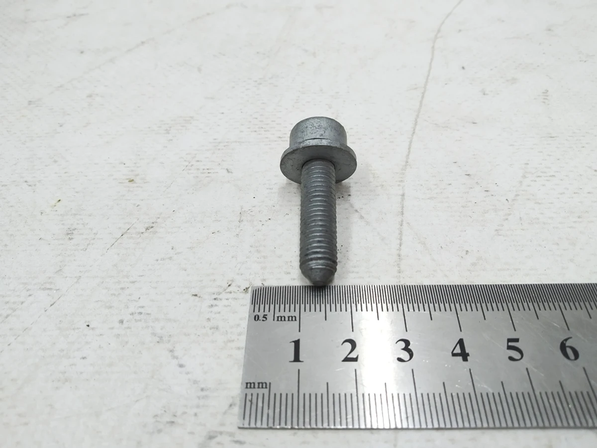 Гвинт із циліндричною головкою із шайбою та внутрішнім багатогранником М8Х32 Audi E-tron N91253501