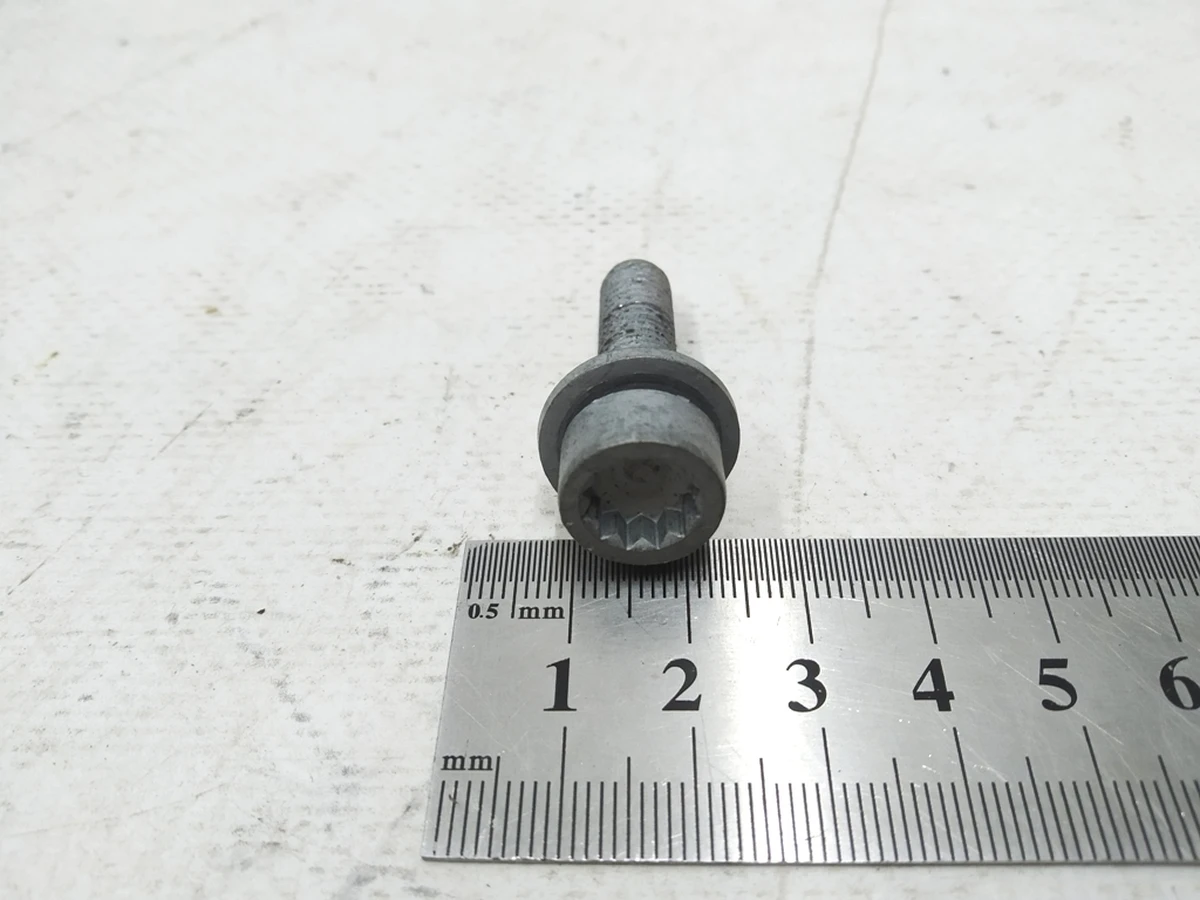 Гвинт із циліндричною головкою із шайбою та внутрішнім багатогранником М8Х32 Audi E-tron N91253501