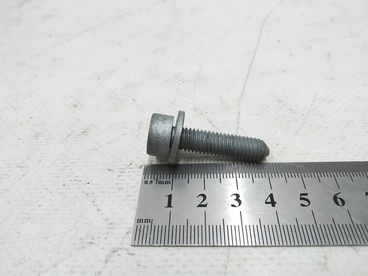 Гвинт із циліндричною головкою із шайбою та внутрішнім багатогранником М8Х32 Audi E-tron N91253501