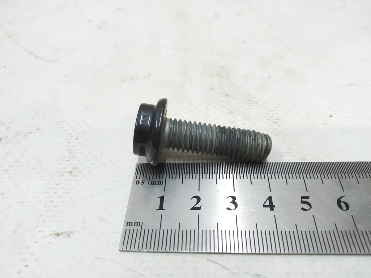 Винт с буртиком и внутренним многогранником M10X32 Audi E-tron N91258201