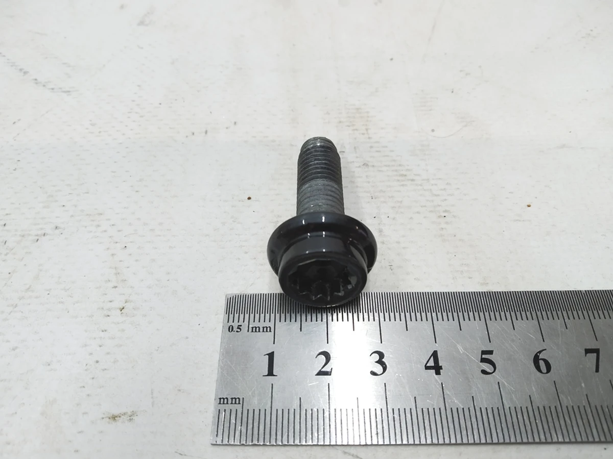 Винт с буртиком и внутренним многогранником M10X32 Audi E-tron N91258201