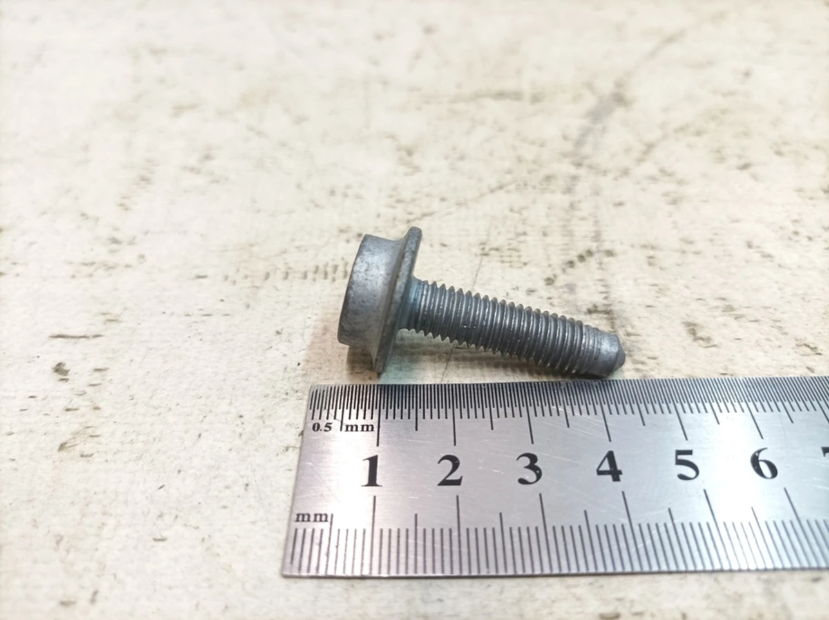 Гвинт з циліндричною головкою з буртиком та внутрішній багатогранник M8X32 Porsche Taycan N91259501