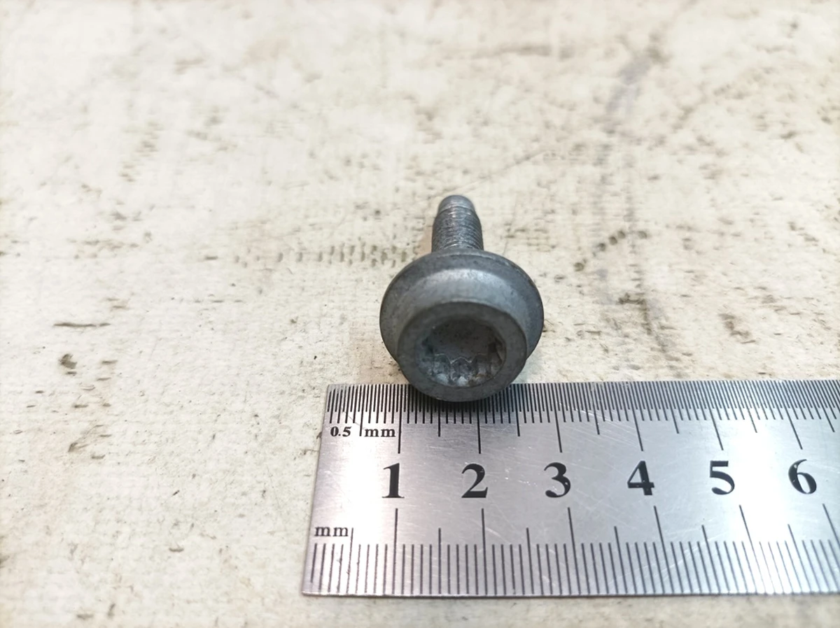 Гвинт з циліндричною головкою з буртиком та внутрішній багатогранник M8X32 Porsche Taycan N91259501