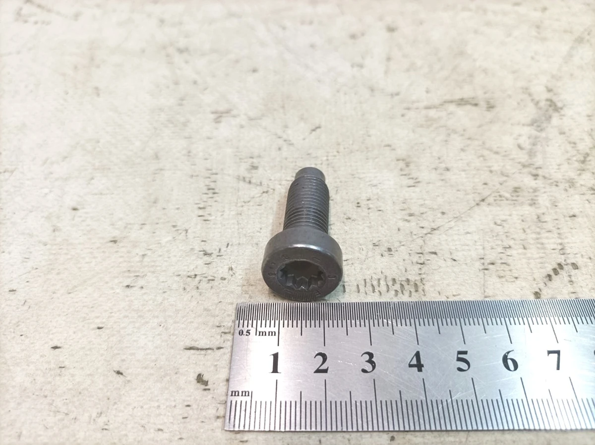 Винт с цилиндрической головкой с внутренним многогранником 7/16-20X32 Porsche Taycan N98926102