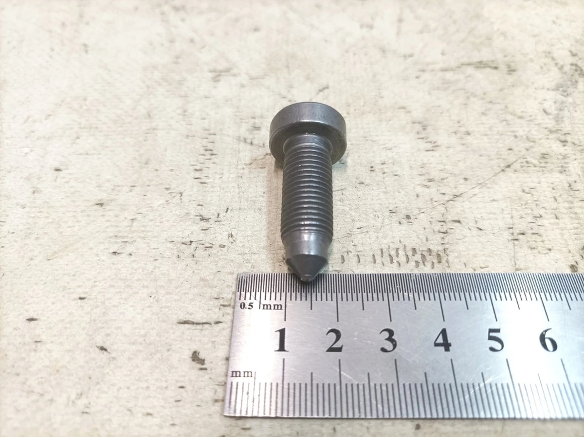 Винт с цилиндрической головкой с внутренним многогранником 7/16-20X32 Porsche Taycan N98926102