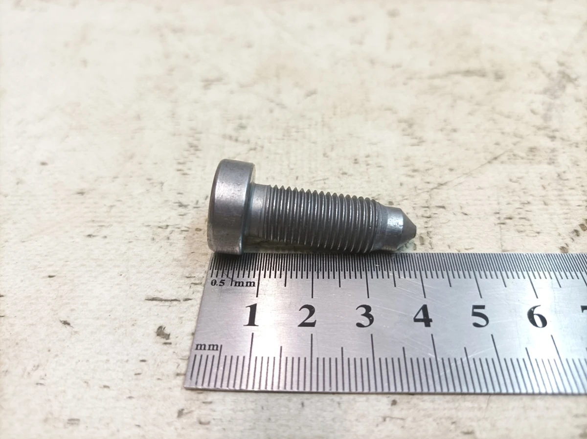 Винт с цилиндрической головкой с внутренним многогранником 7/16-20X32 Porsche Taycan N98926102