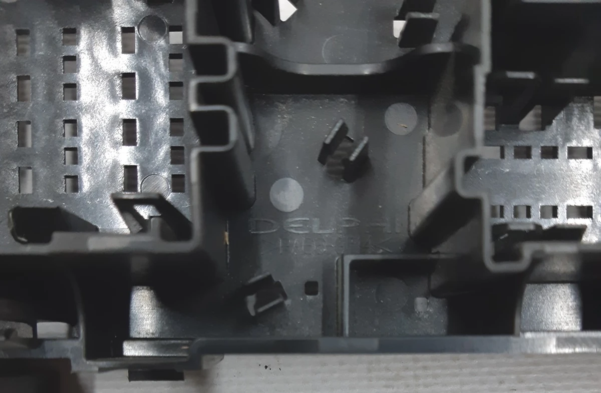 2 Корпус запобіжного блоку EFUSE Tesla model X S REST 1094405-00-F