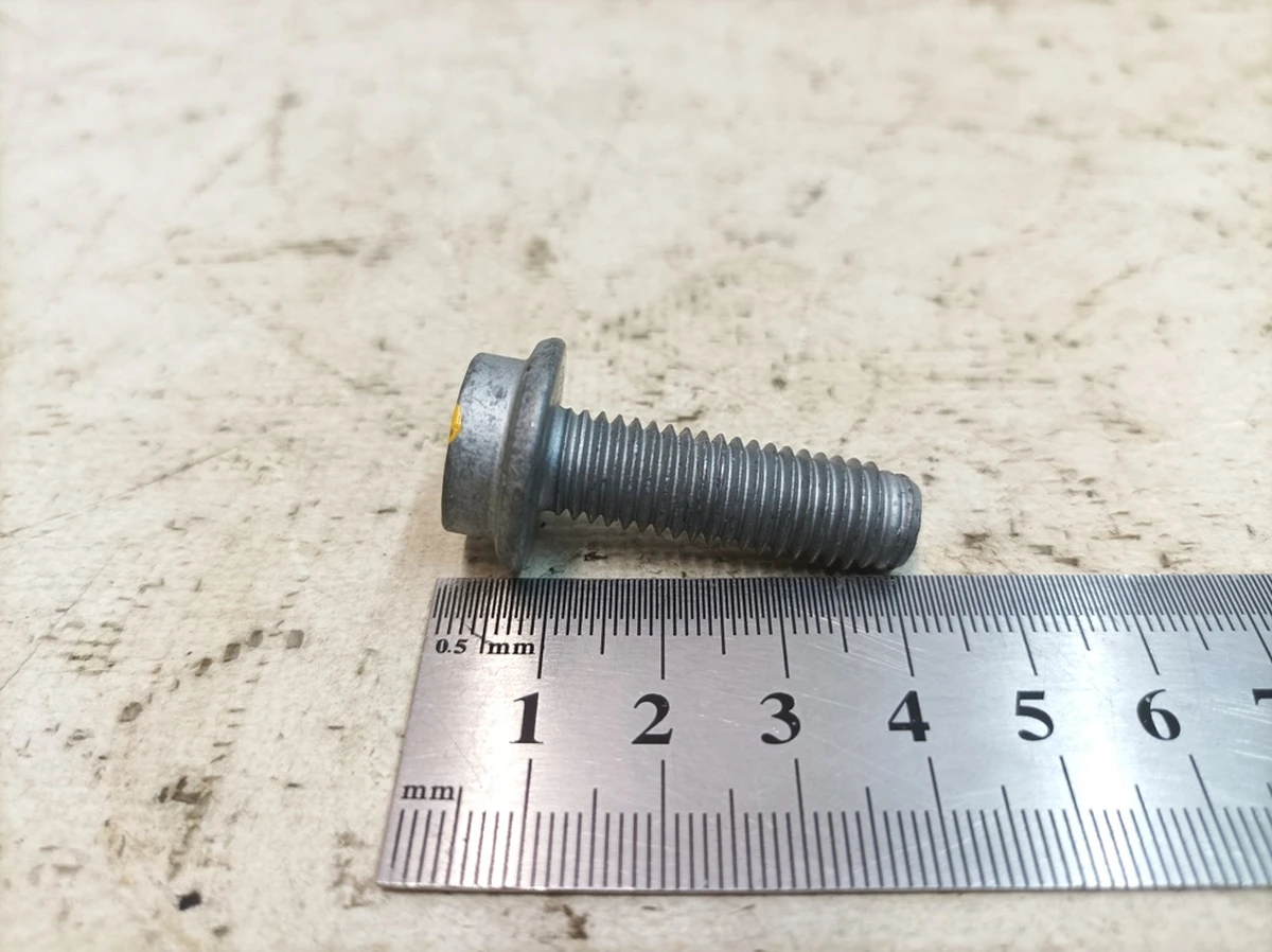 Гвинт із внутрішнім багатогранником з буртиком M10X32 Porsche Taycan PAA912582