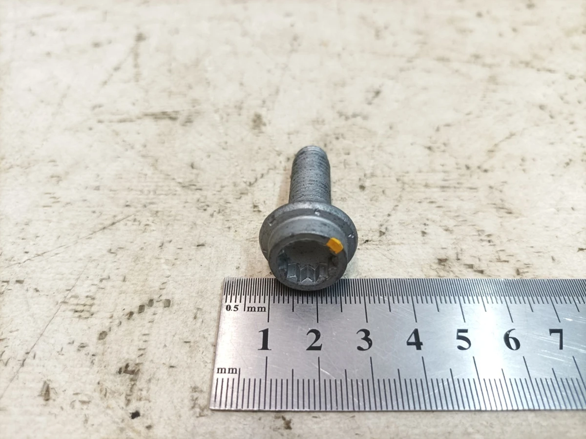 Гвинт із внутрішнім багатогранником з буртиком M10X32 Porsche Taycan PAA912582