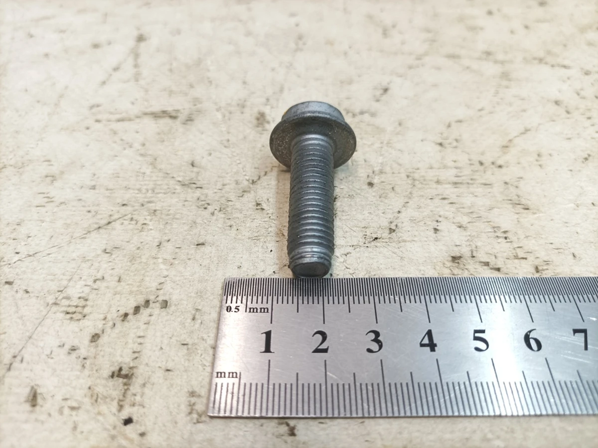 Гвинт із внутрішнім багатогранником з буртиком M10X32 Porsche Taycan PAA912582