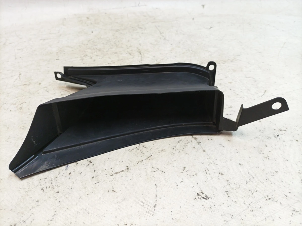 Повітропровід переднього крила правий Porsche Taycan PAD809964