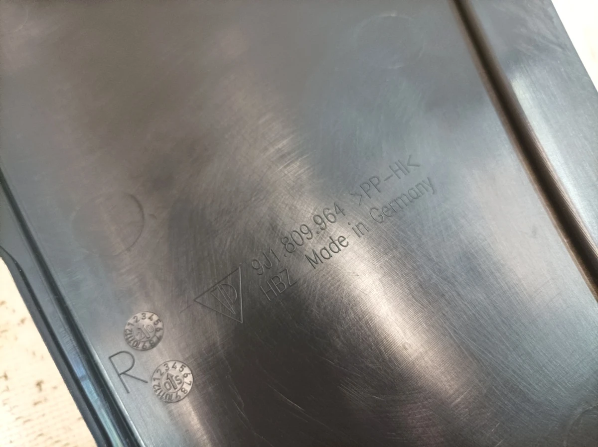 Повітропровід переднього крила правий Porsche Taycan PAD809964