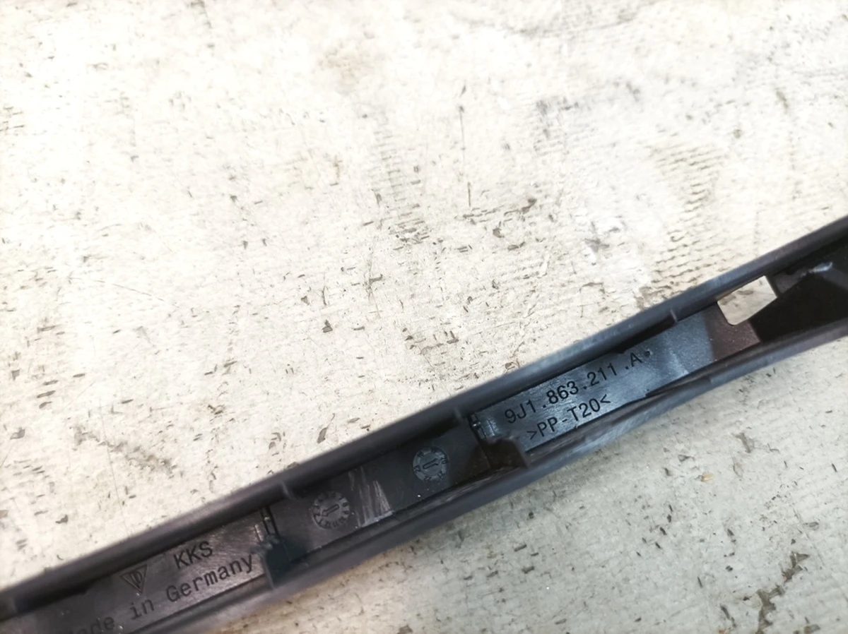 Накладка задньої панелі полиці з пошкодженням Porsche Taycan PAD863211