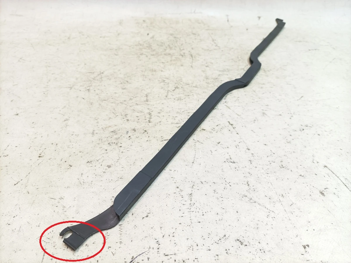 Накладка задньої панелі полиці з пошкодженням Porsche Taycan PAD863211