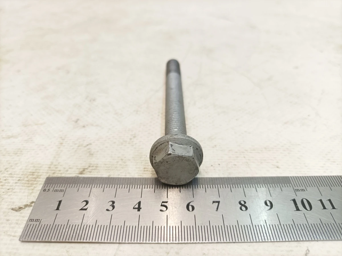 Гвинт із шестигранною головкою з буртиком M10X95 Porsche Taycan PAF106995