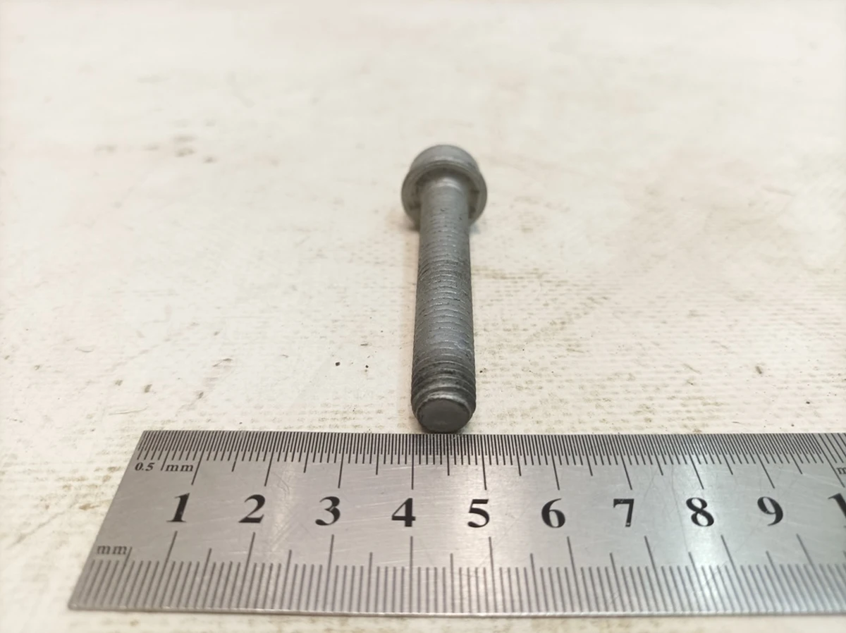 Гвинт з циліндричною головкою з буртиком та внутрішній багатогранник M10X60 Porsche Taycan PAF911085