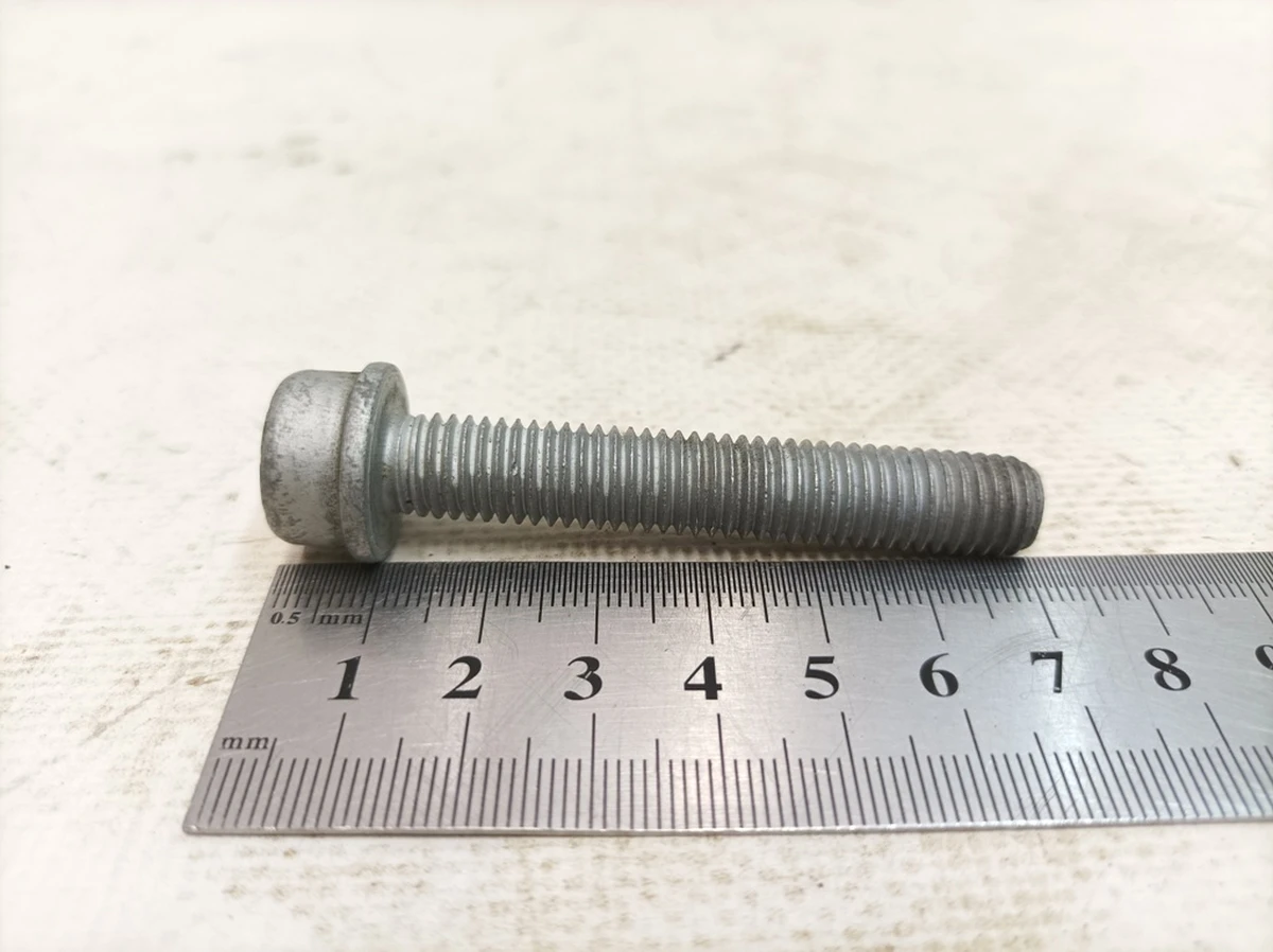 Гвинт з циліндричною головкою з буртиком та внутрішній багатогранник M10X60 Porsche Taycan PAF911085