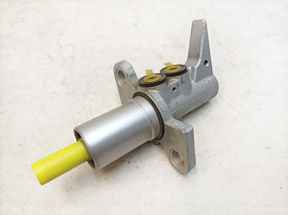 Dual brake master cylinder TRW Audi Q5 8K0611021B