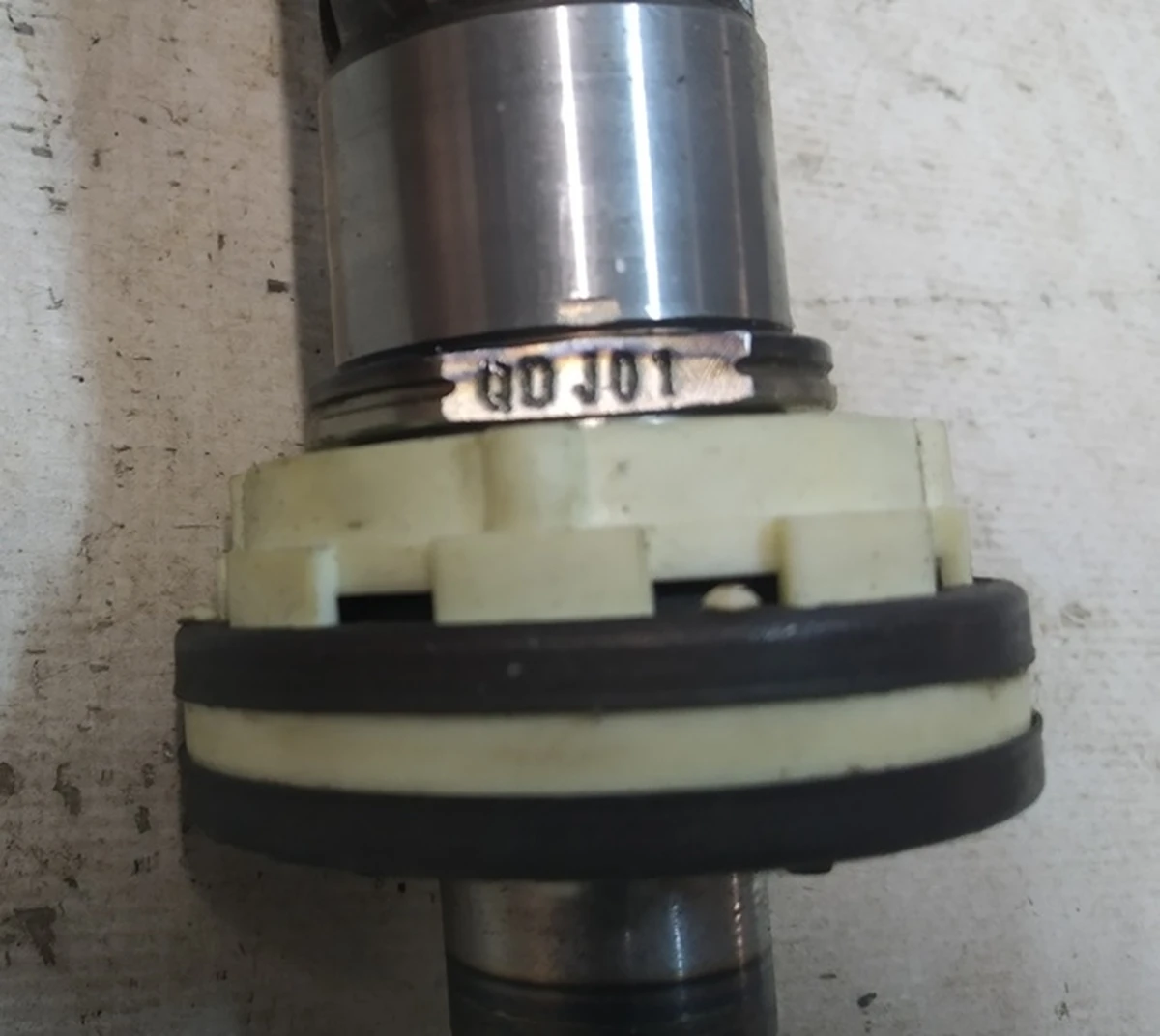 1 Черв'ячний вал рульової рейки з датчиком обертів Tesla Model 3, Model Y 1044831 1044832