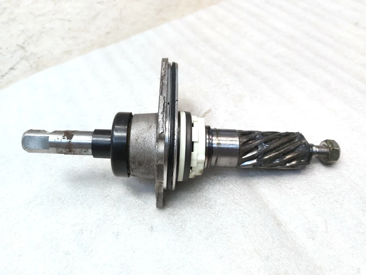 1 Черв'яковий вал рульової рейки з датчиком обертів, кришкою, ущільнювачем, гайкою в зборі Tesla Model 3, Model Y 1044831 1044832