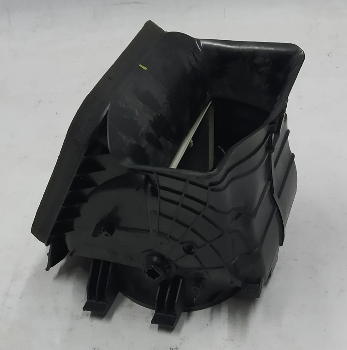 6 Заслонка рециркуляции климатической установки (печки) салона в сборе Tesla model 3 1099999-00-H