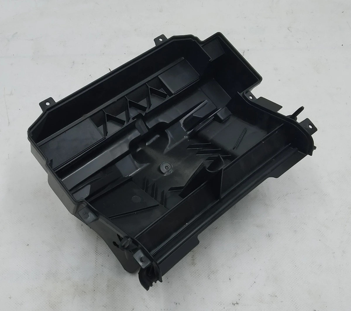 6 Елемент корпусу кліматичної установки (пічки) салону Tesla model 3 1099999-00-H