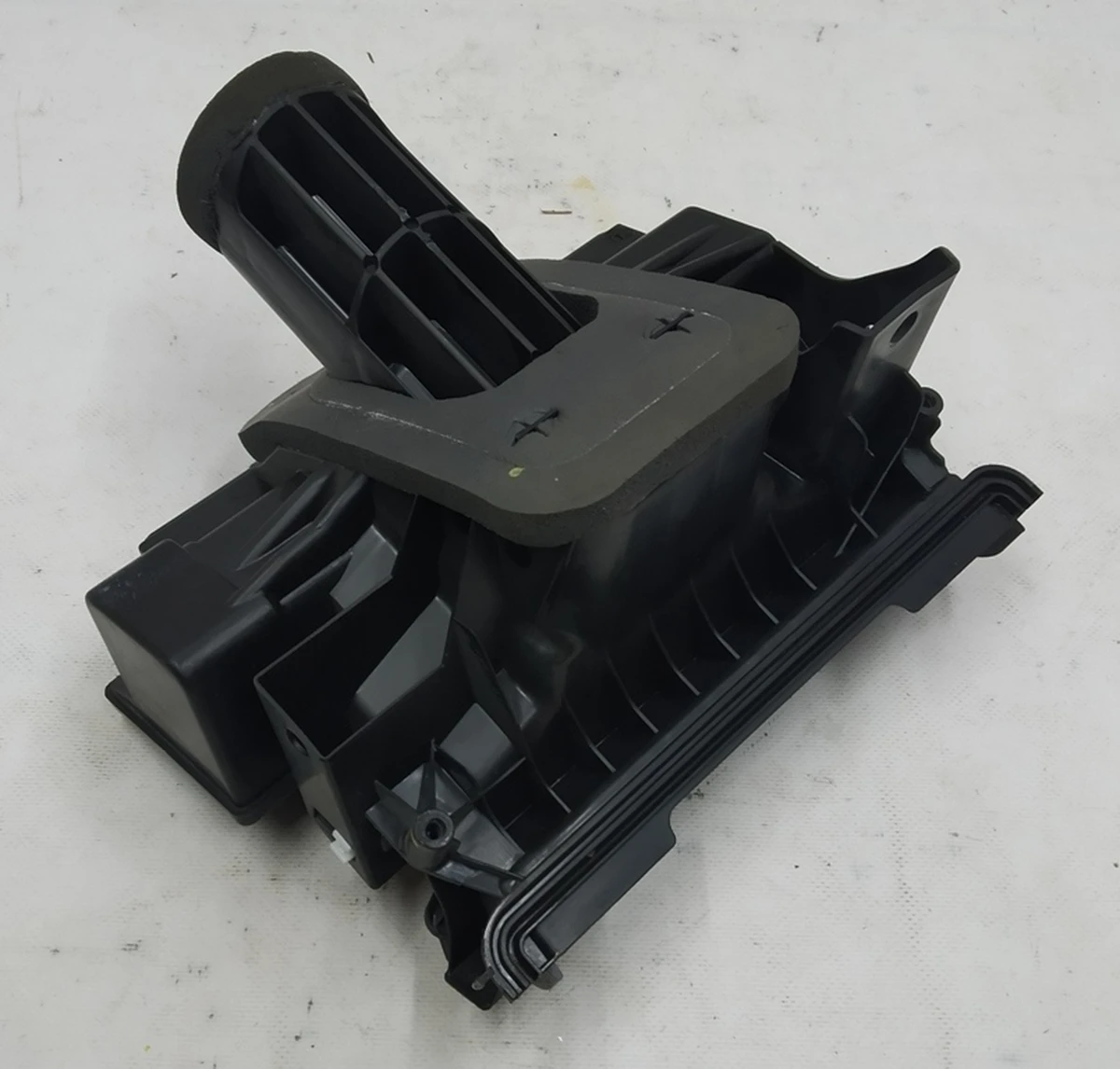 6 Елемент корпусу кліматичної установки (пічки) салону Tesla model 3 1099999-00-H