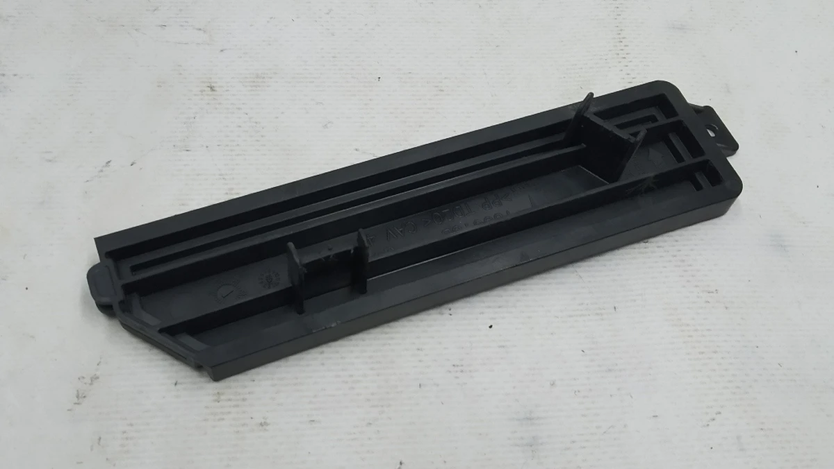 6 Заглушка кліматичної установки (пічки) салону Tesla model 3 1099999-00-H