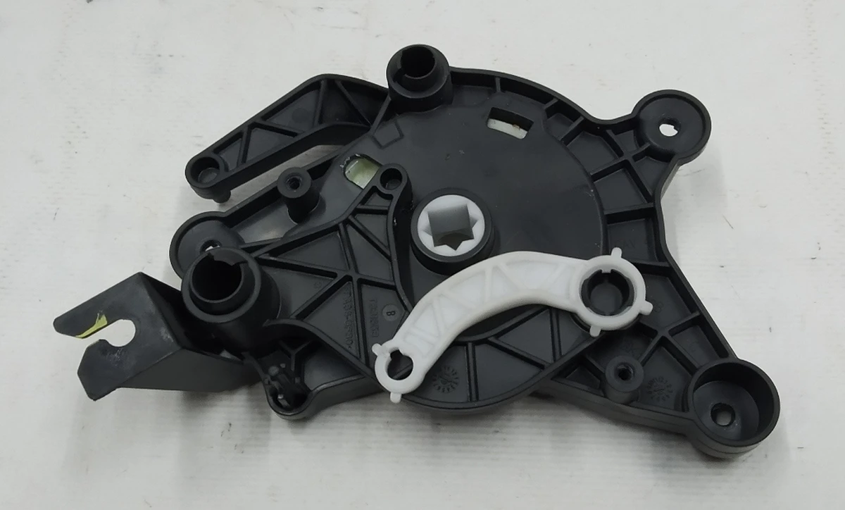 6 Механізм регулювання положення заслінок кліматичної установки (пічки) салону в зборі Tesla model 3 1099999-00-H