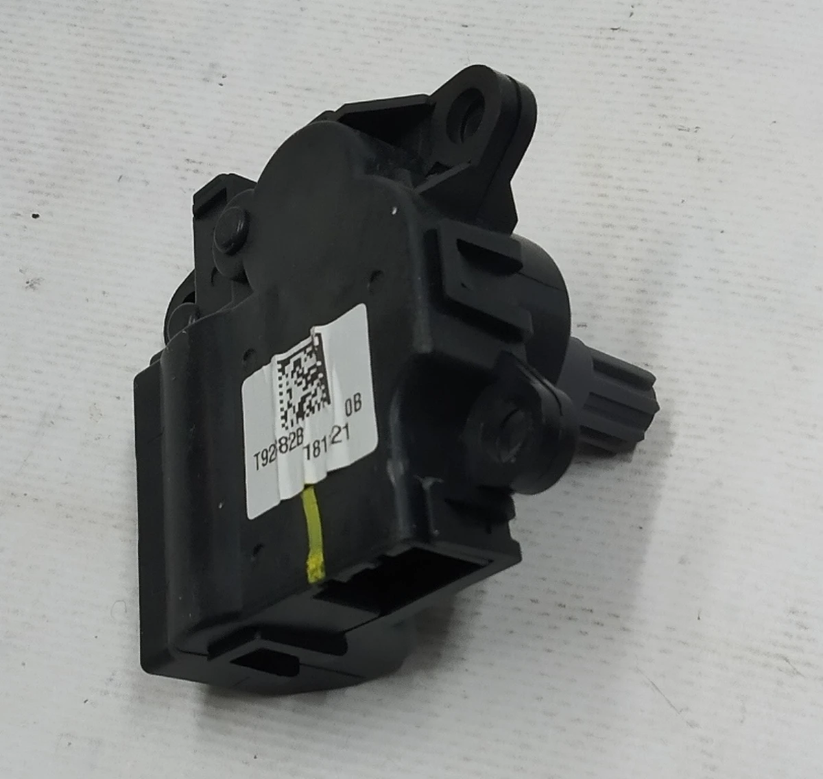 6 Actuator (marks "1" and "2") of the air conditioner (heater) of the Tesla model 3 1099999-00-H