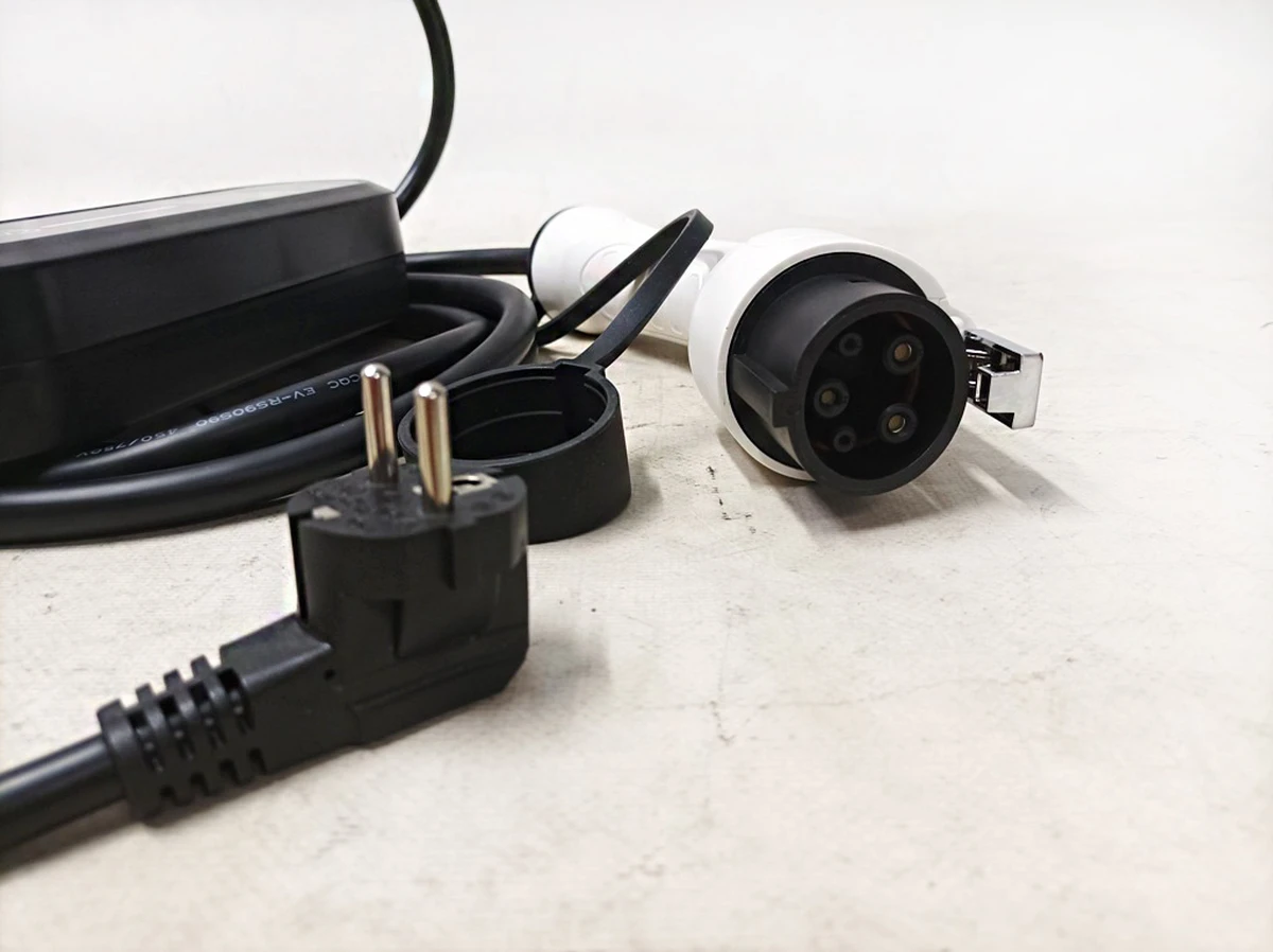 1 Универсальное мобильное зарядное устройство TYPE1 8A-16A 110V-240V 3,5 kW 3,5 м Tesla all models UMC TSV AE