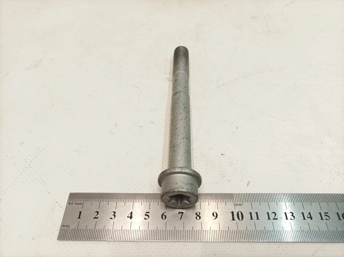 Винт с цилиндрической головкой с буртиком и внутренний шестигранник M14X1,5X135 Porsche Taycan WHT004572