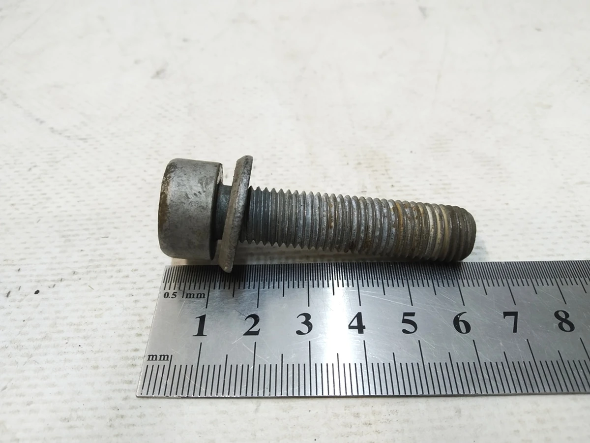 Гвинт з циліндричною головкою та внутрішнім багатогранником з шайбою М12Х1,5Х51 Audi Q7 WHT005372