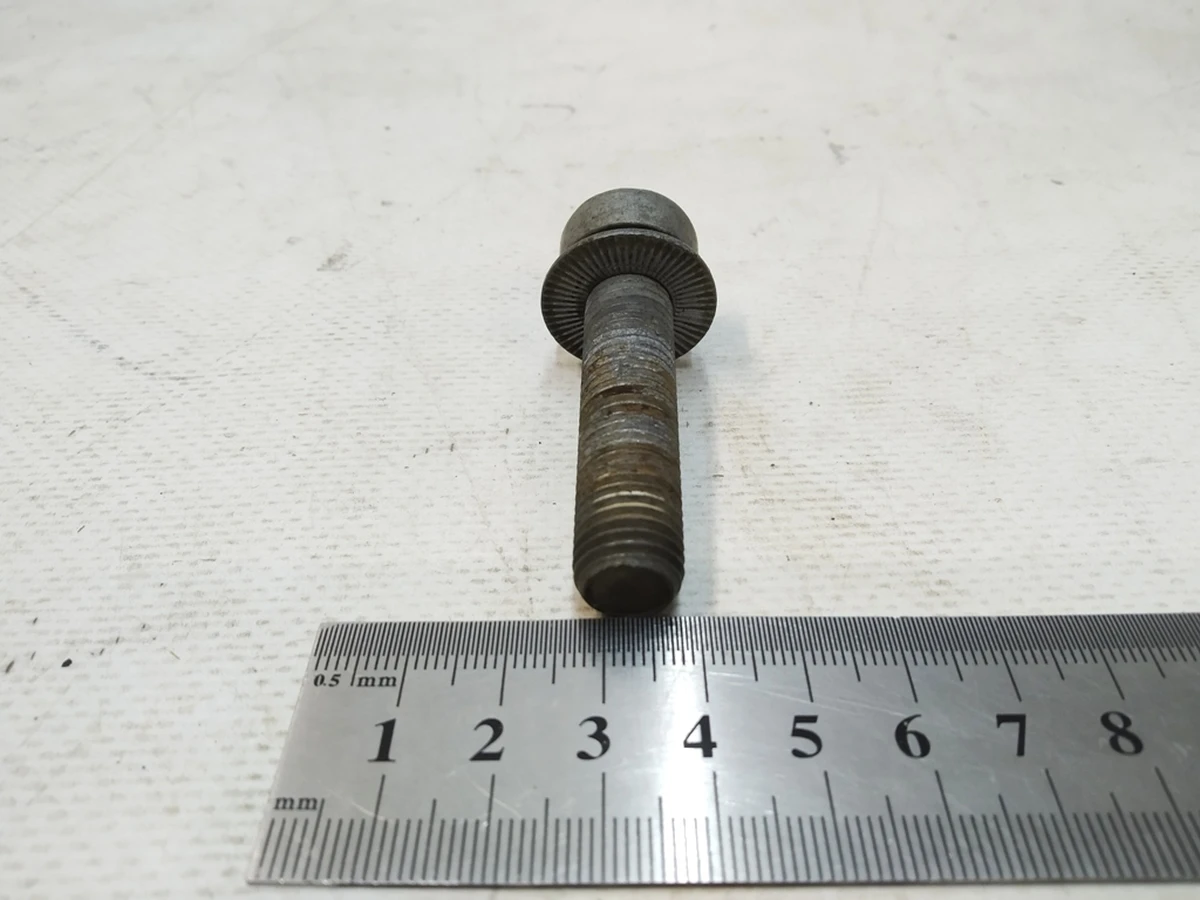 Гвинт з циліндричною головкою та внутрішнім багатогранником з шайбою М12Х1,5Х51 Audi Q7 WHT005372