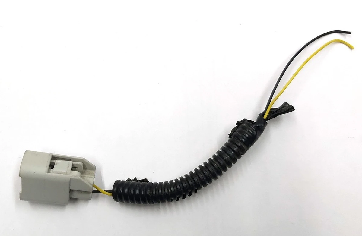 Роз'єм на повторювач повороту правий DELPHI 13627828 Tesla model 3 1067954-00-E