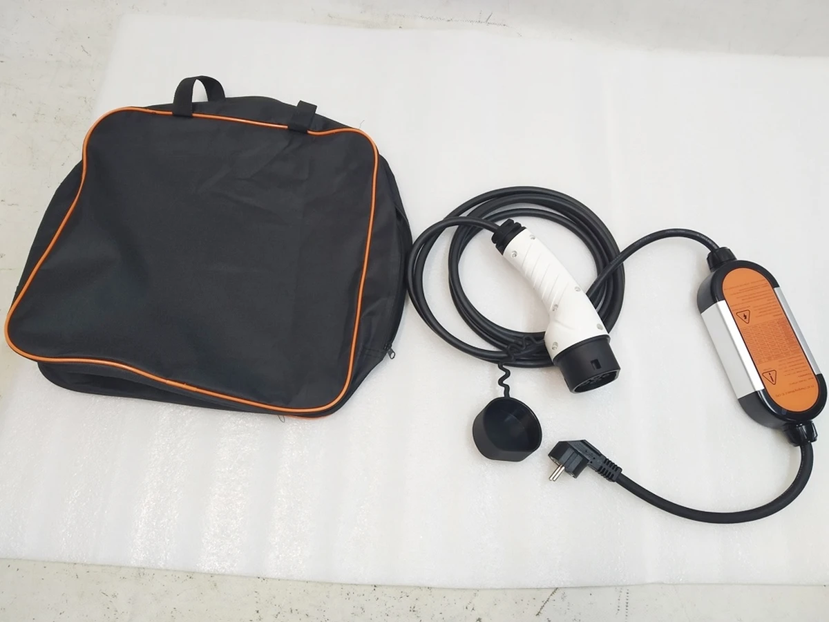 1 UNIVERSAL MOBILE CONNECTOR, 16A 110V-240V with bag Tesla all models 1101789-00-J